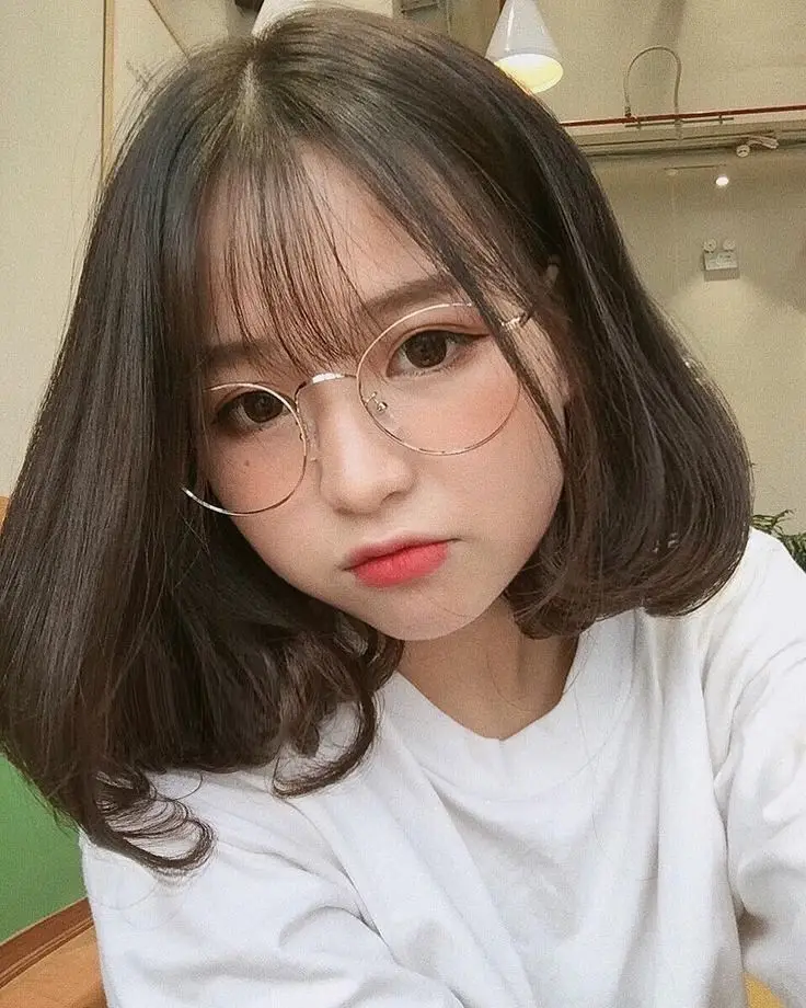 Ảnh Gái Xinh Đeo Kính: Phong Cách Thời Trang Được Yêu Thích 45