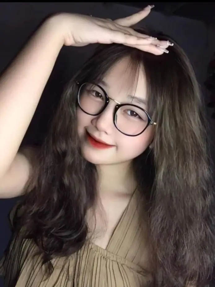 Ảnh Gái Xinh Đeo Kính: Phong Cách Thời Trang Được Yêu Thích 52