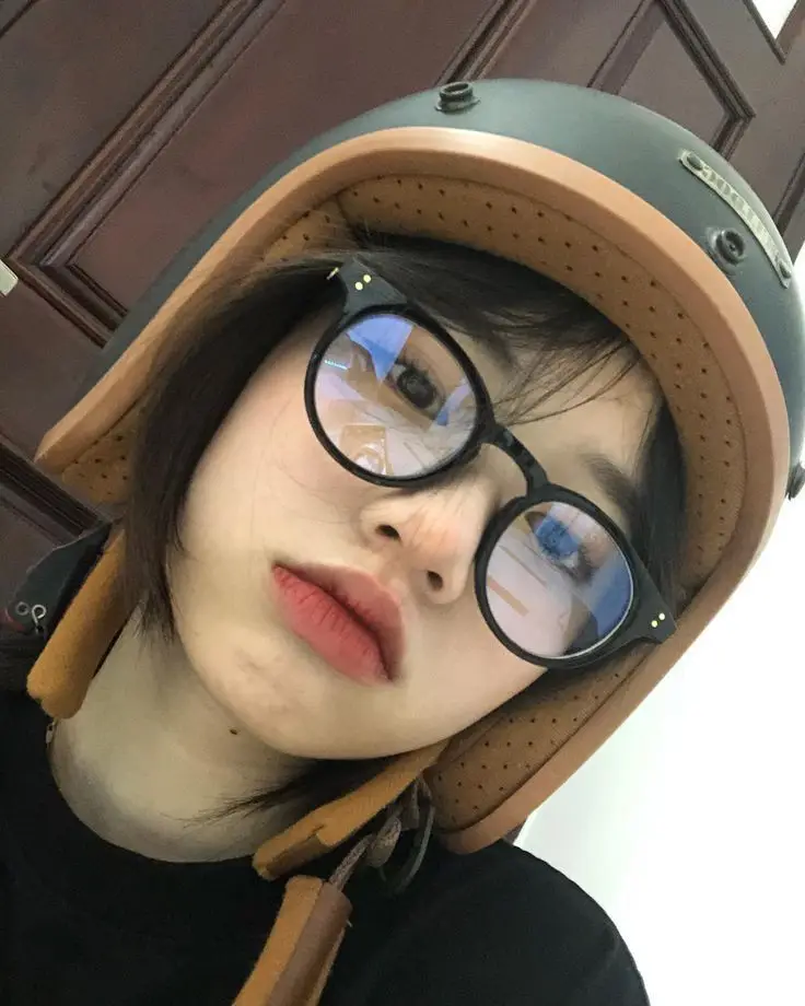 Ảnh Gái Xinh Đeo Kính: Phong Cách Thời Trang Được Yêu Thích 57