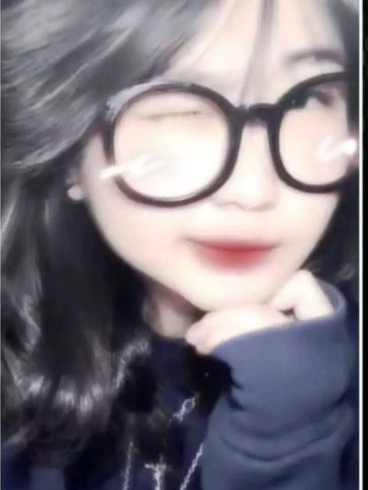 Ảnh Gái Xinh Đeo Mắt Kính Cute 17