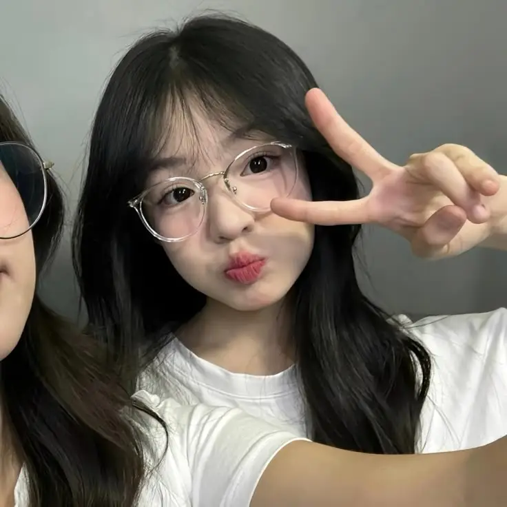 Ảnh Gái Xinh Đeo Mắt Kính Cute 20