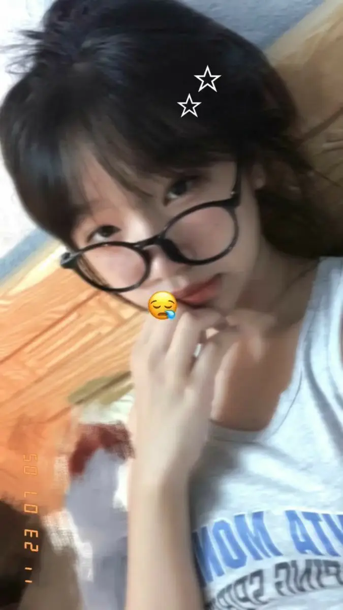 Ảnh Gái Xinh Đeo Mắt Kính Cute 28