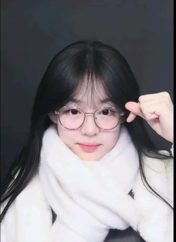 Ảnh Gái Xinh Đeo Mắt Kính Cute 30