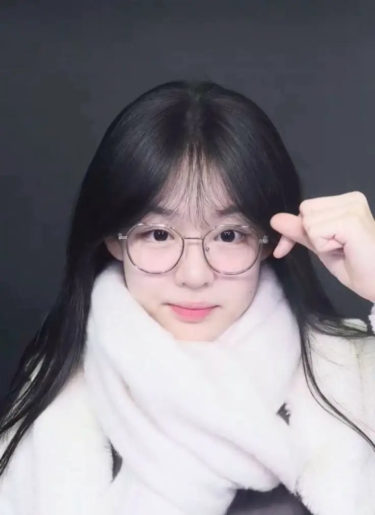 Ảnh Gái Xinh Đeo Mắt Kính Cute 34