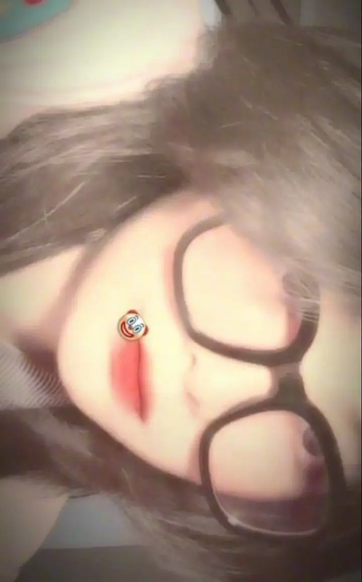 Ảnh Gái Xinh Đeo Mắt Kính Cute 42