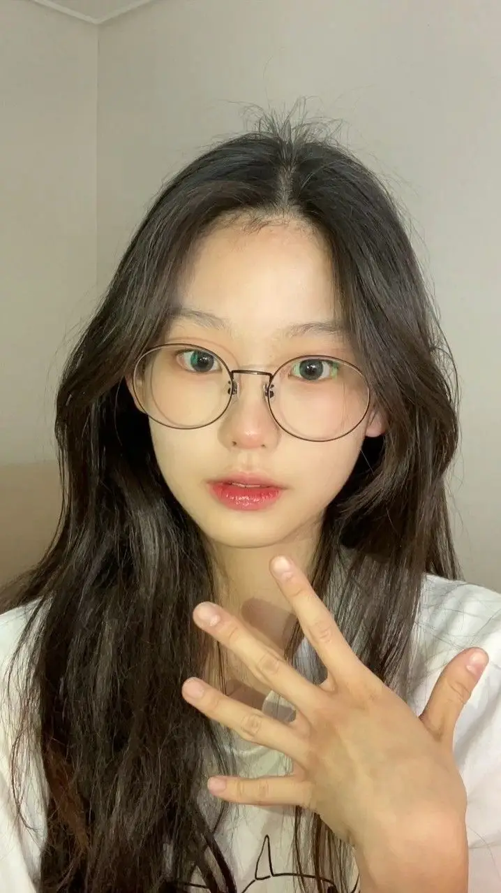 Ảnh Gái Xinh Đeo Mắt Kính Cute 49