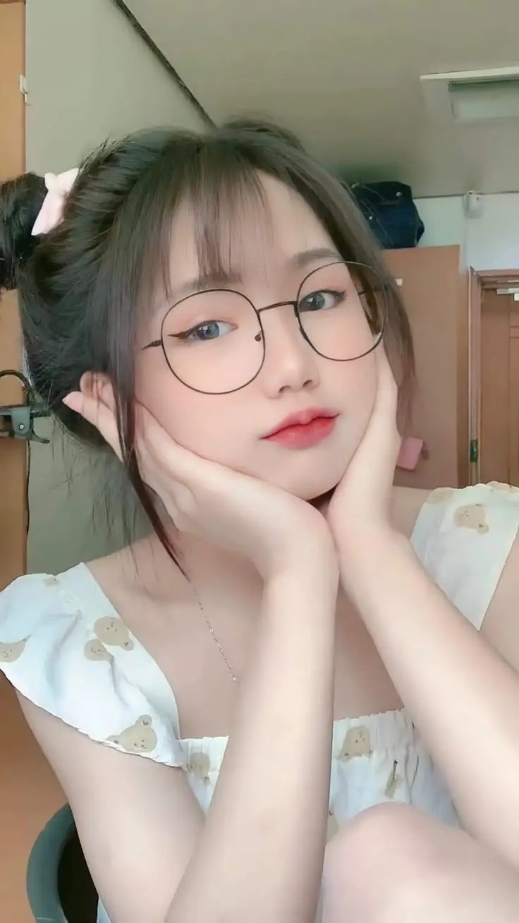 Ảnh Gái Xinh Đeo Mắt Kính Cute 50