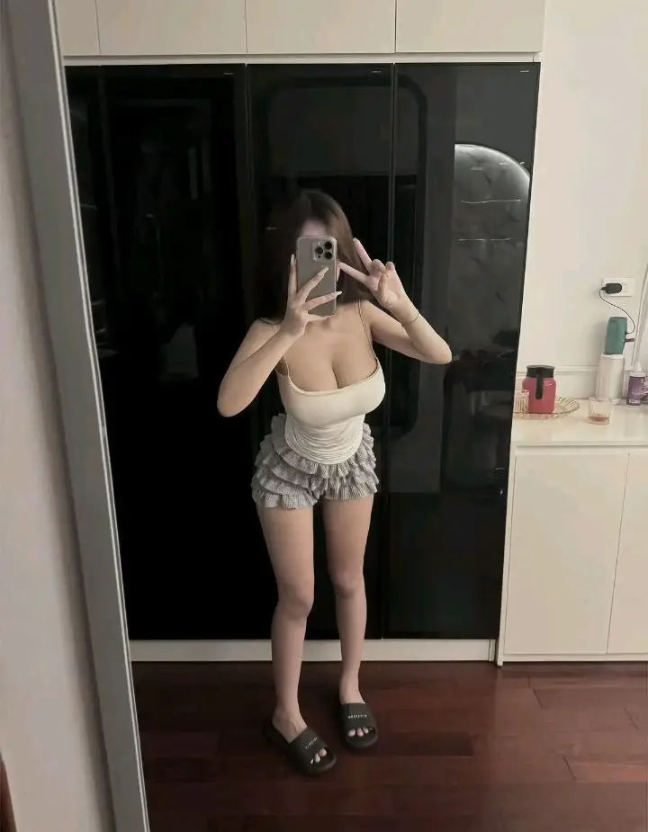 Ảnh Gái Xinh Khoe Body: Tự Tin Nổi Bật Trong Mọi Khung Hình 26