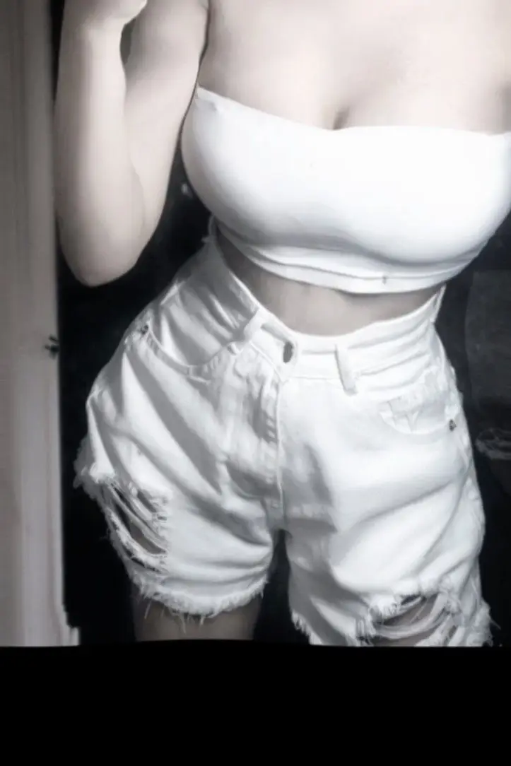 Ảnh Gái Xinh Khoe Body: Tự Tin Nổi Bật Trong Mọi Khung Hình 31