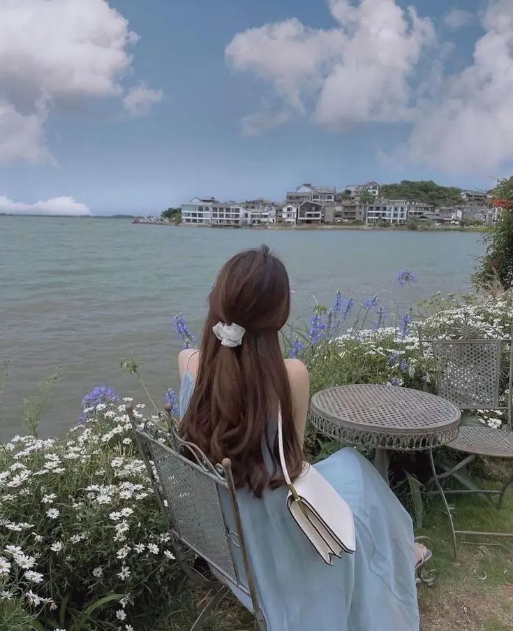 Ảnh Gái Xinh Quay Lưng: Khám Phá Vẻ Đẹp Từ Một Góc Nhìn Khác 2