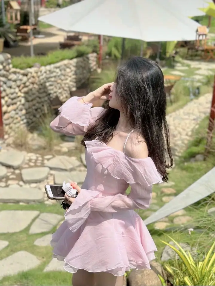 Ảnh Gái Xinh Quay Lưng: Khám Phá Vẻ Đẹp Từ Một Góc Nhìn Khác 4