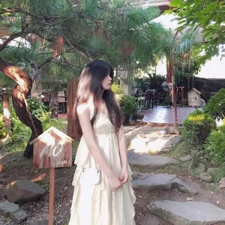 Ảnh Gái Xinh Quay Lưng: Khám Phá Vẻ Đẹp Từ Một Góc Nhìn Khác 8