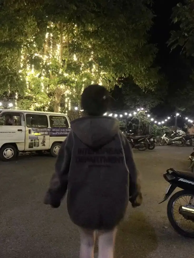 Ảnh Gái Xinh Quay Lưng: Khám Phá Vẻ Đẹp Từ Một Góc Nhìn Khác 17