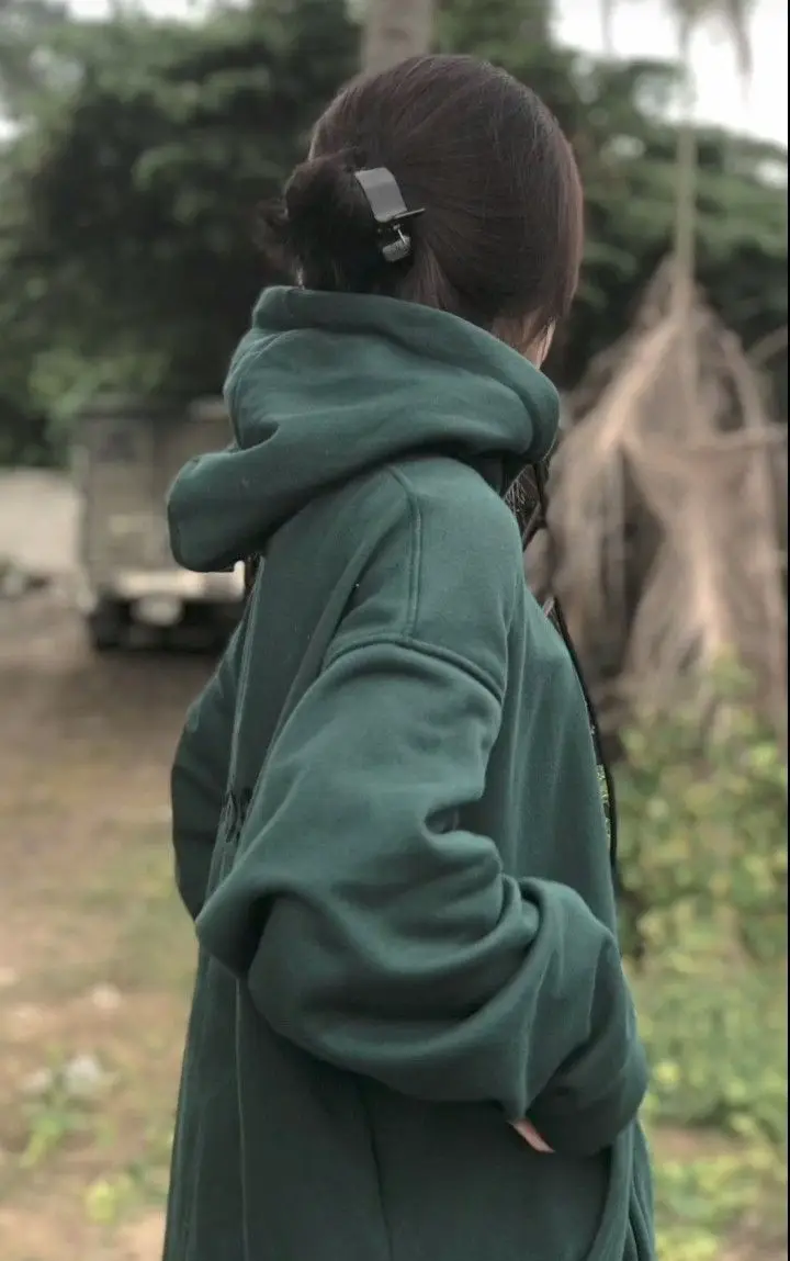 Ảnh Gái Xinh Quay Lưng: Khám Phá Vẻ Đẹp Từ Một Góc Nhìn Khác 24