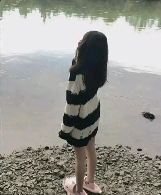 Ảnh Gái Xinh Quay Lưng: Khám Phá Vẻ Đẹp Từ Một Góc Nhìn Khác 25