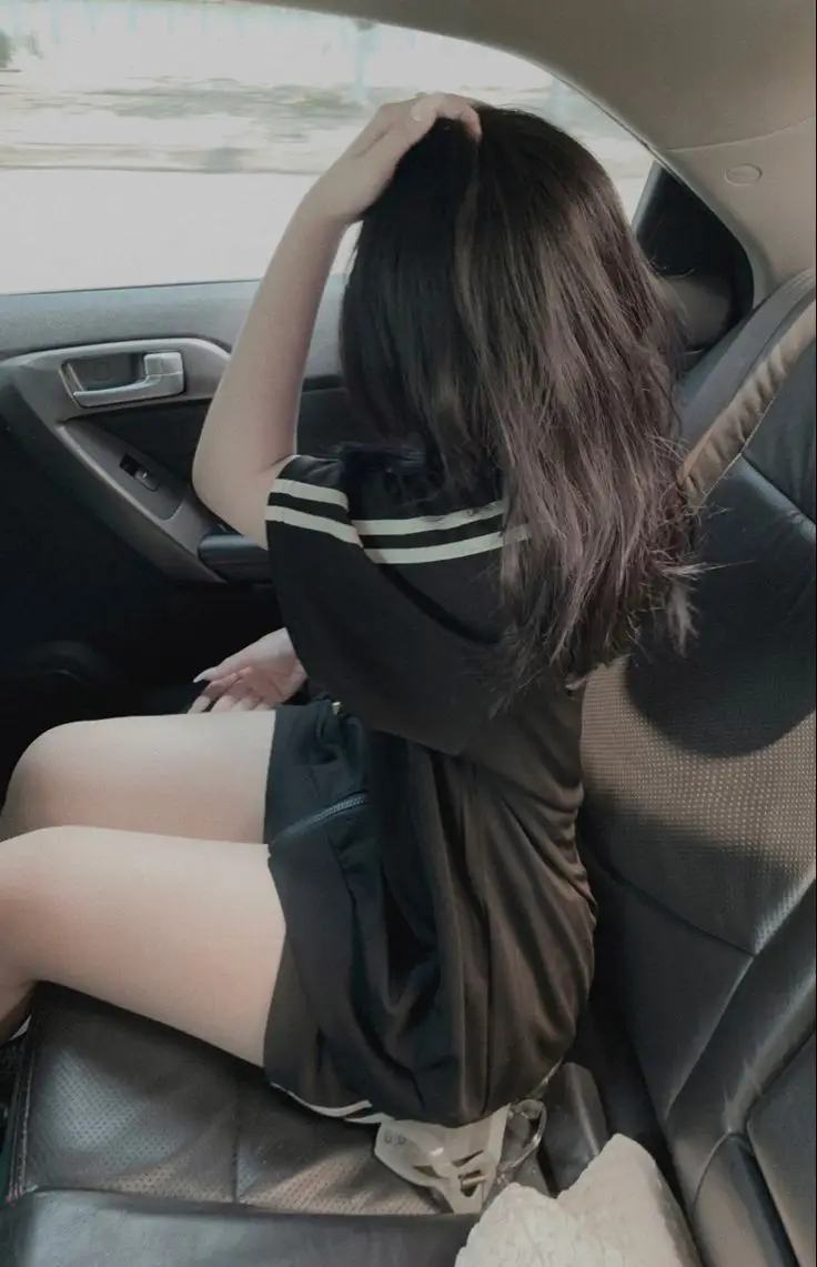 Ảnh Gái Xinh Quay Lưng: Khám Phá Vẻ Đẹp Từ Một Góc Nhìn Khác 26