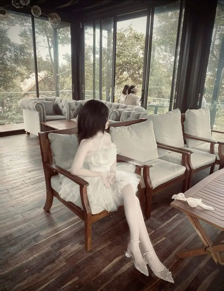 Ảnh Gái Xinh Quay Lưng: Khám Phá Vẻ Đẹp Từ Một Góc Nhìn Khác 28