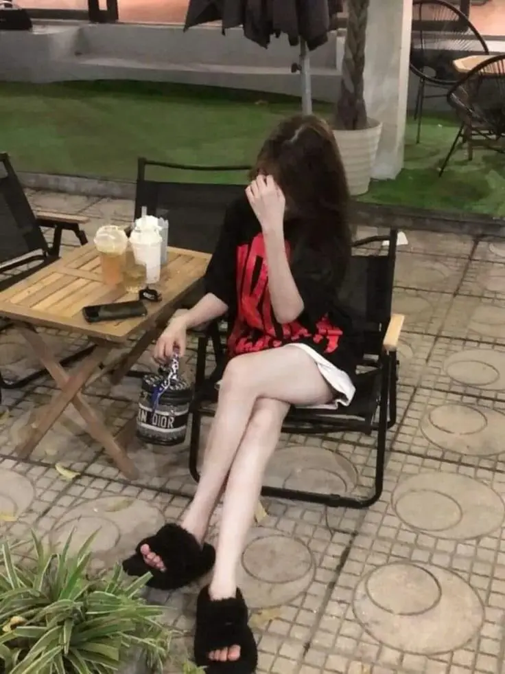 Ảnh Gái Xinh Quay Lưng: Khám Phá Vẻ Đẹp Từ Một Góc Nhìn Khác 29