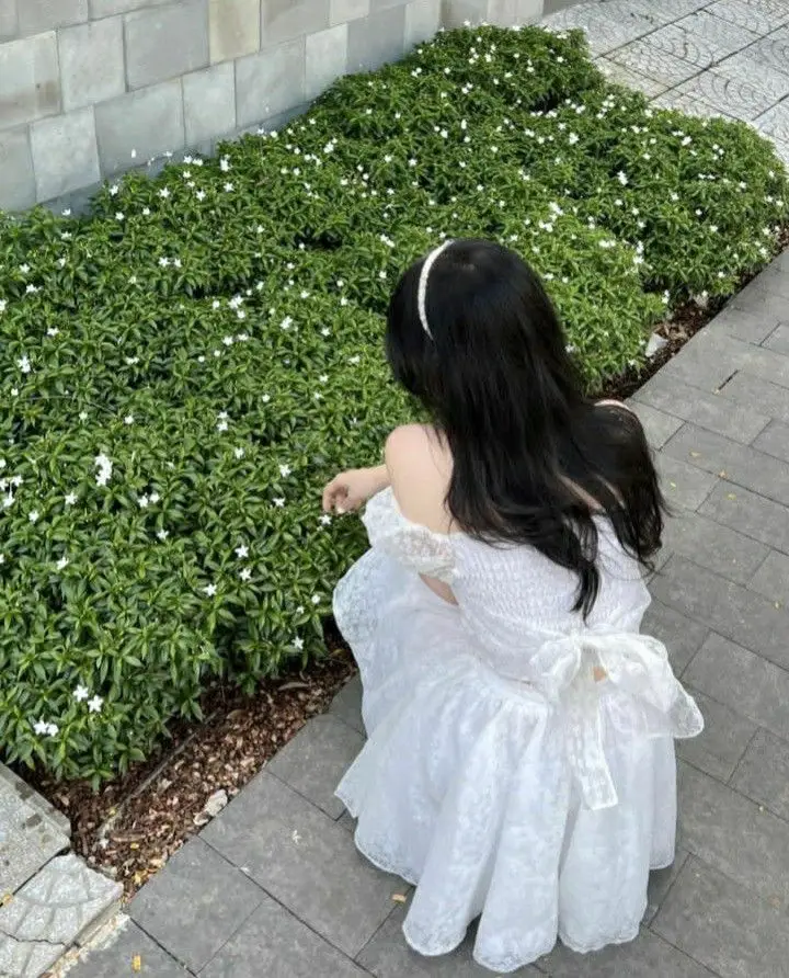 Ảnh Gái Xinh Quay Lưng: Khám Phá Vẻ Đẹp Từ Một Góc Nhìn Khác 32