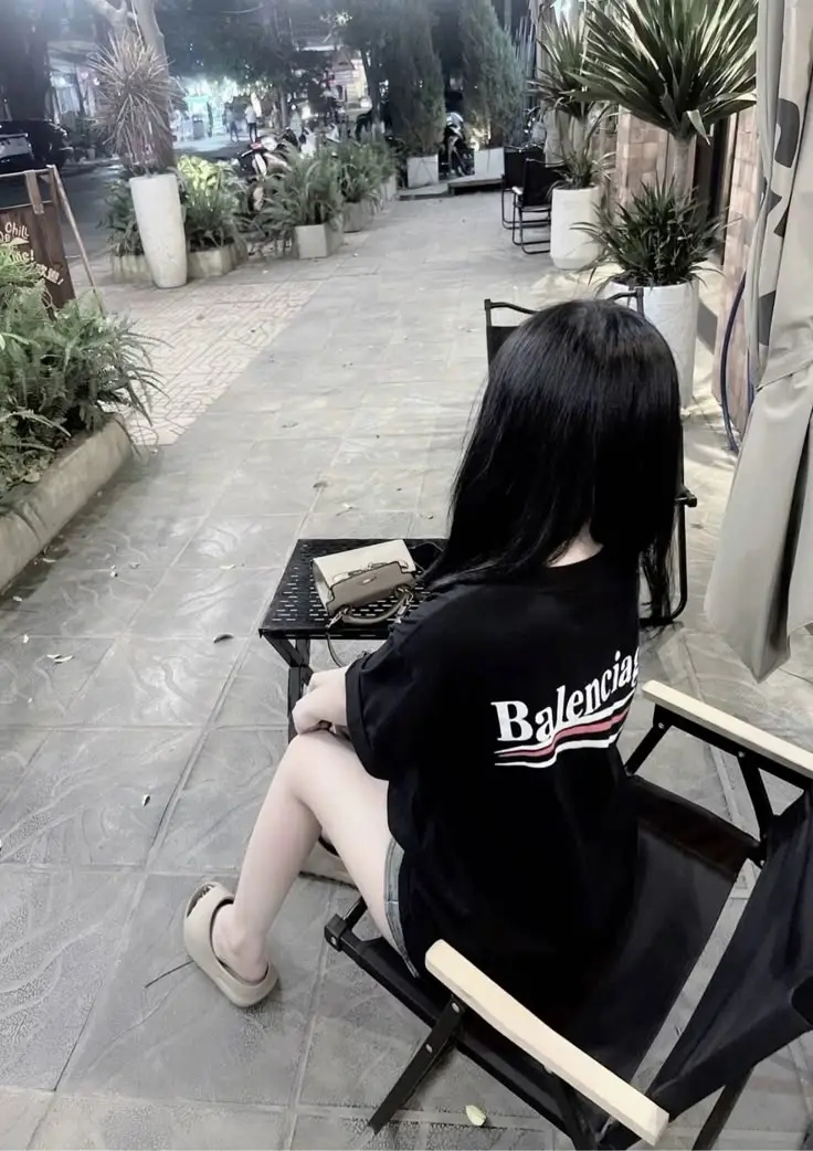 Ảnh Gái Xinh Quay Lưng: Khám Phá Vẻ Đẹp Từ Một Góc Nhìn Khác 35