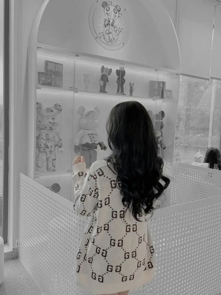 Ảnh Gái Xinh Quay Lưng: Khám Phá Vẻ Đẹp Từ Một Góc Nhìn Khác 42