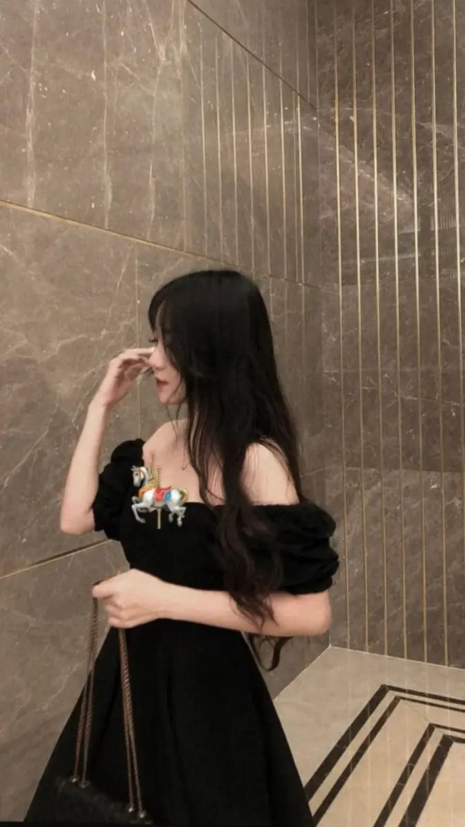 Ảnh Gái Xinh Quay Lưng: Khám Phá Vẻ Đẹp Từ Một Góc Nhìn Khác 43