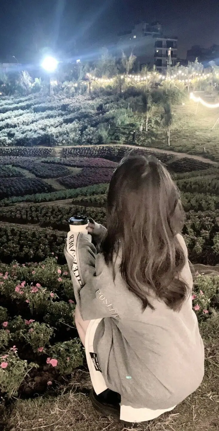 Ảnh Gái Xinh Quay Lưng: Khám Phá Vẻ Đẹp Từ Một Góc Nhìn Khác 49