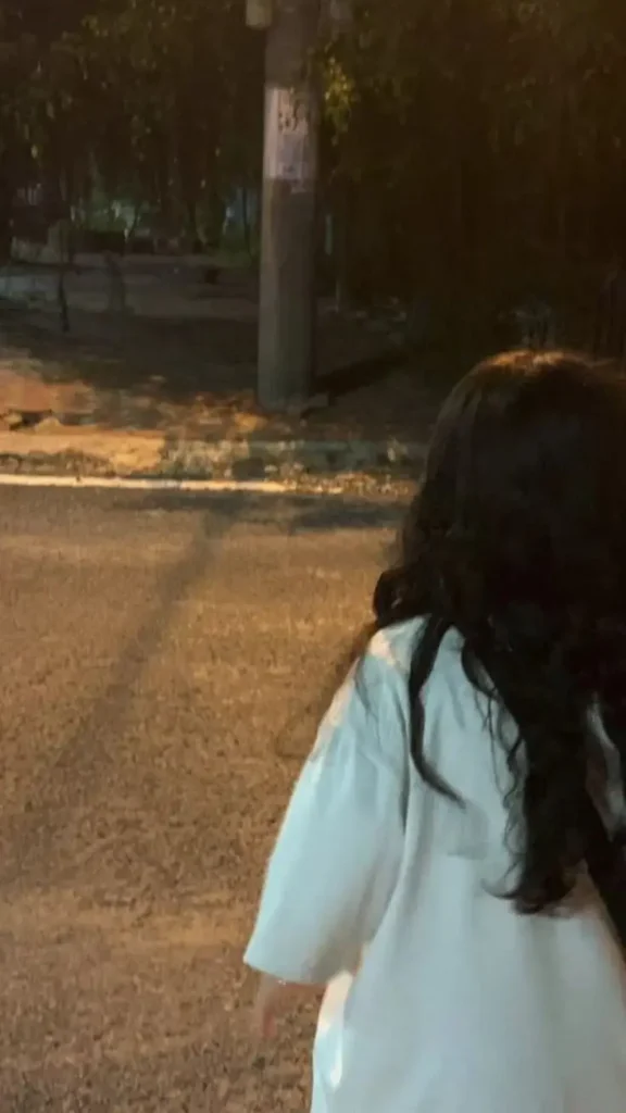 Bộ sưu tập ảnh gái xinh tóc dài che mặt 22