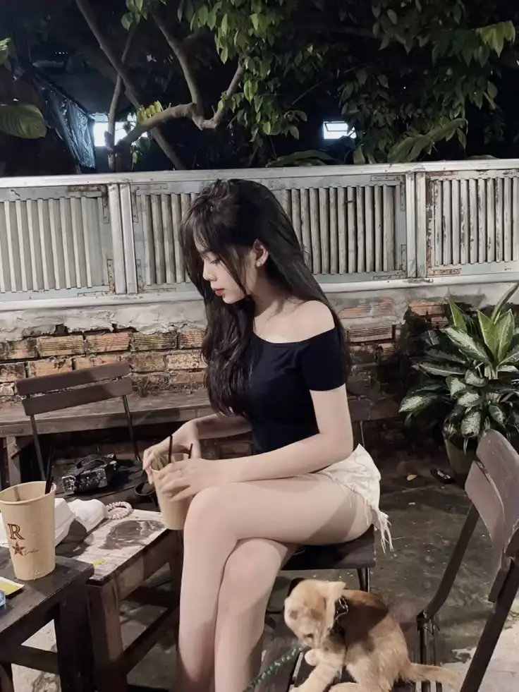Hình ảnh cô gái xinh trong váy ngắn 15