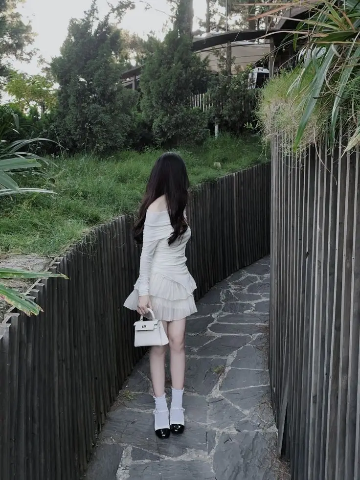 Che Mặt Gái Xinh Mặc Váy Trắng Ngắn 4