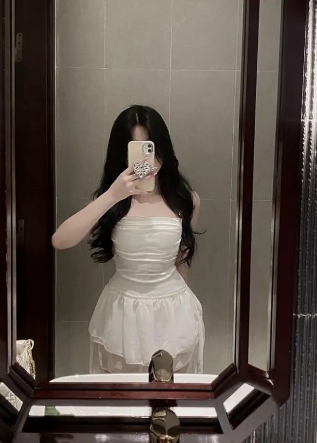 Che Mặt Gái Xinh Mặc Váy Trắng Ngắn 25