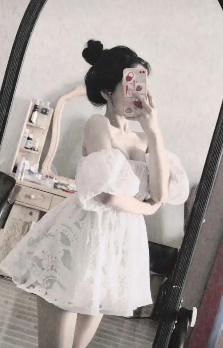 Che Mặt Gái Xinh Mặc Váy Trắng Ngắn 40