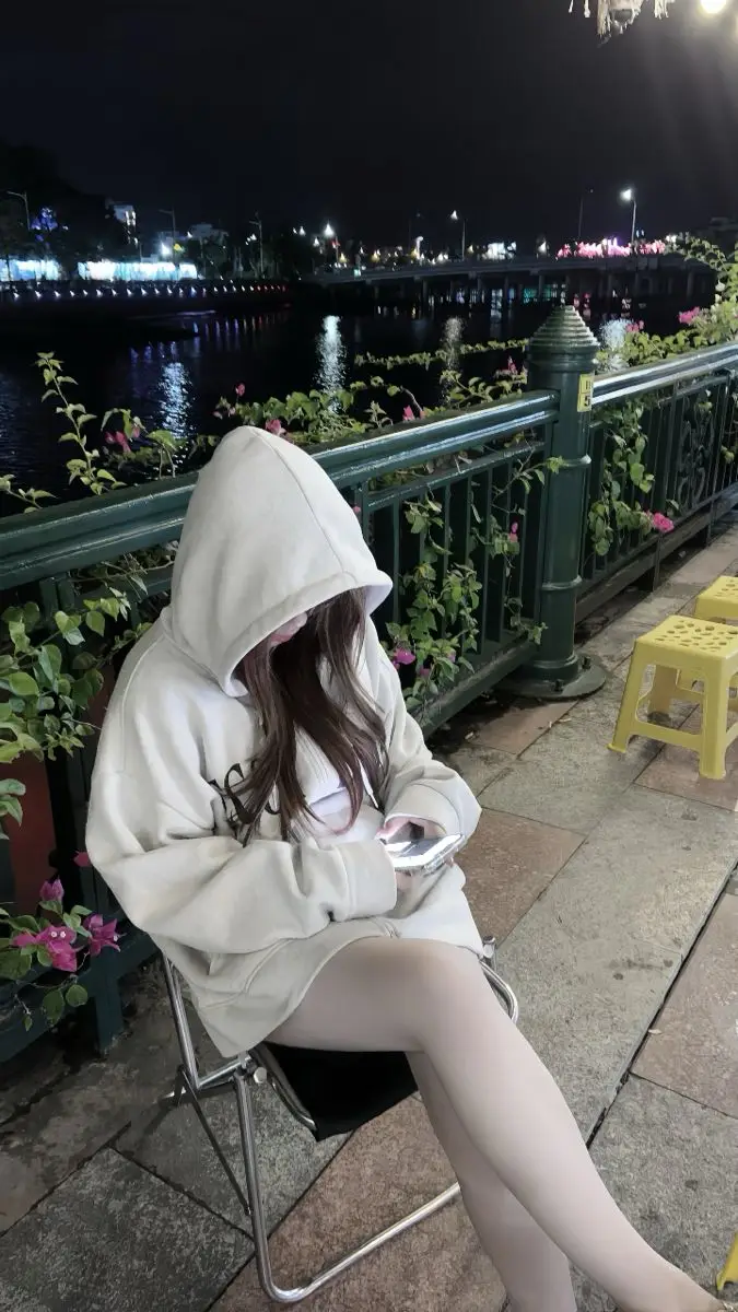 Che Mặt Gái Xinh Mặc Váy Trắng Ngắn 60