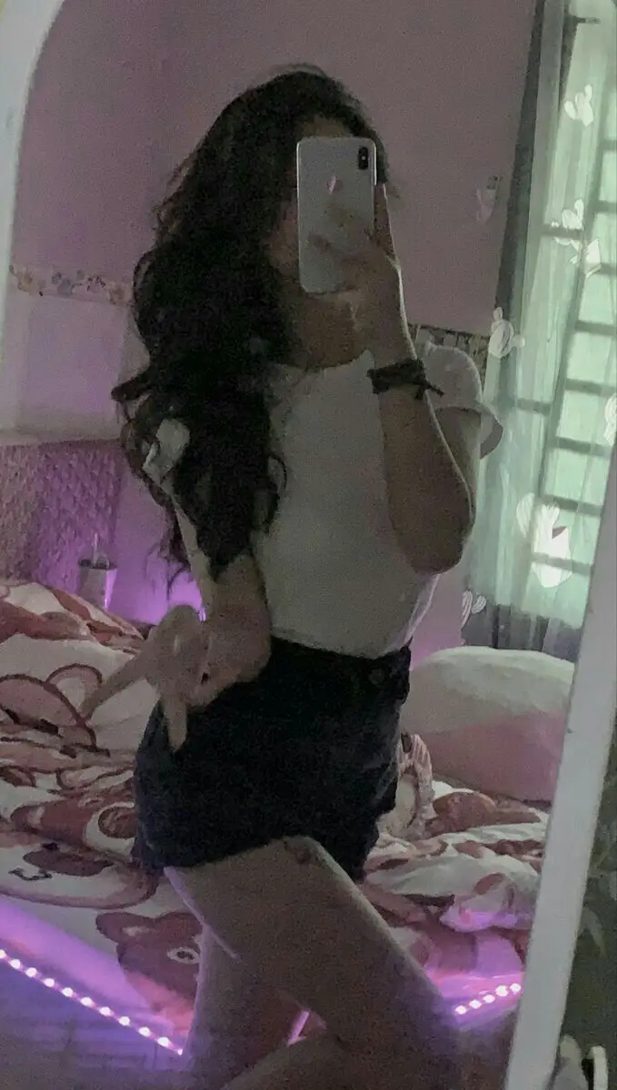 Gái Chụp Ảnh Trước Gương Tự Tin 5