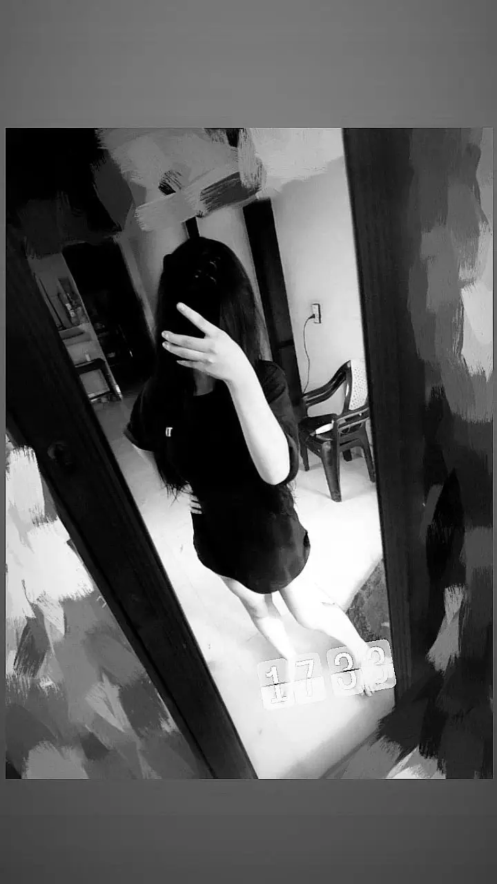 Gái Chụp Ảnh Trước Gương Tự Tin 18