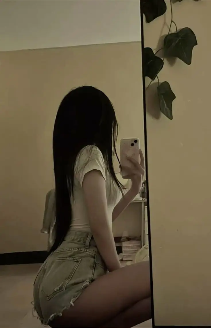Gái Chụp Ảnh Trước Gương Tự Tin 20