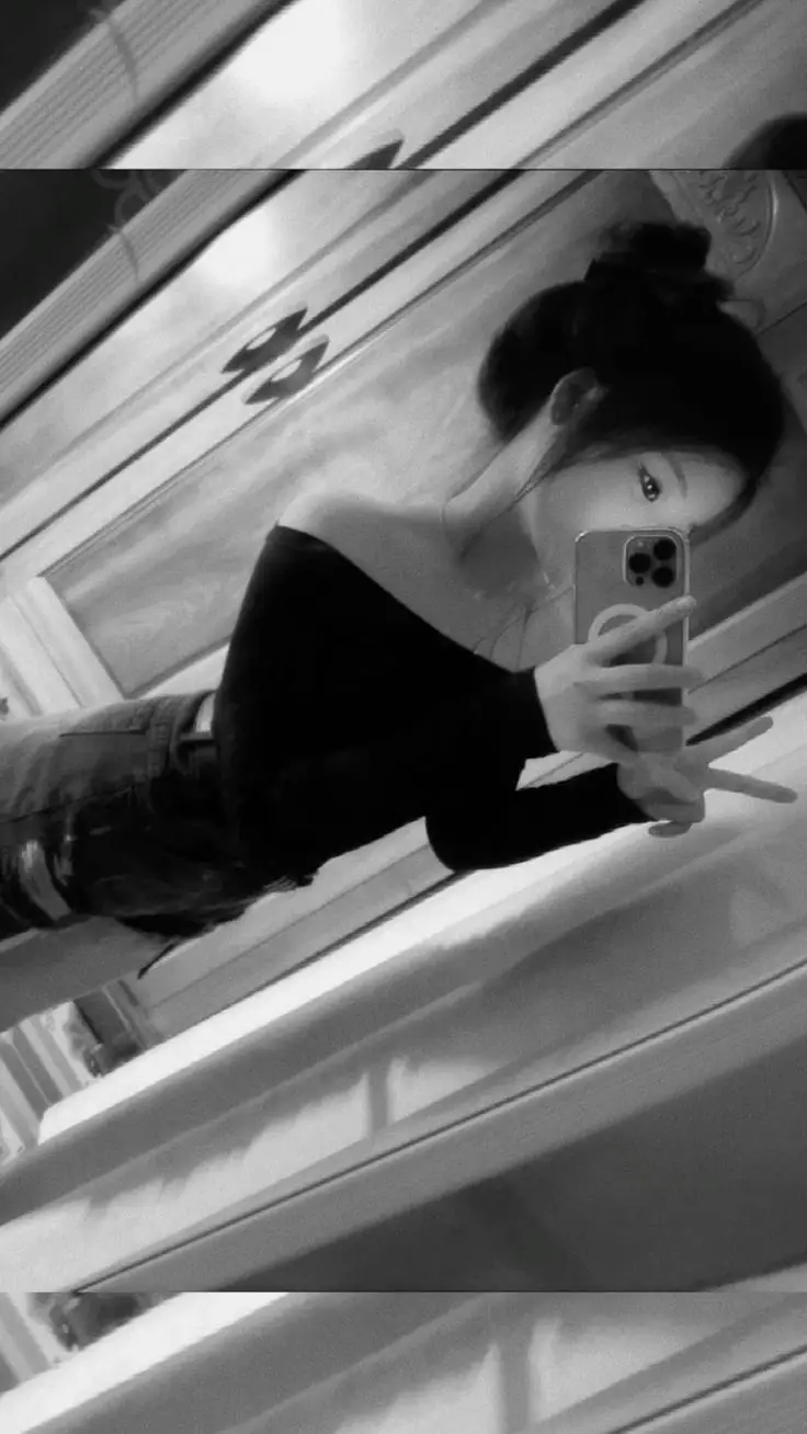 Gái Chụp Ảnh Trước Gương Tự Tin 22