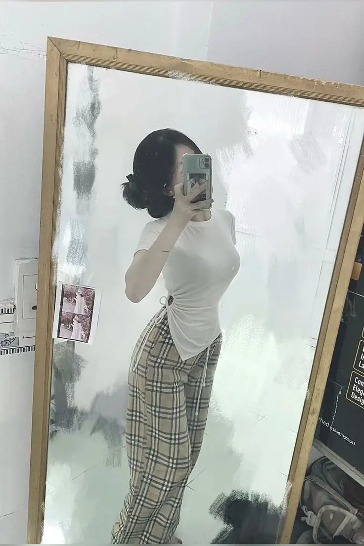 Gái Chụp Ảnh Trước Gương Tự Tin 31