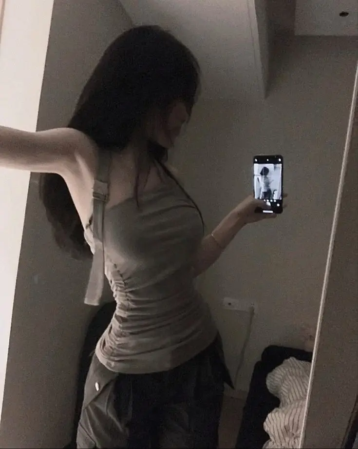 Gái Chụp Ảnh Trước Gương Tự Tin 33