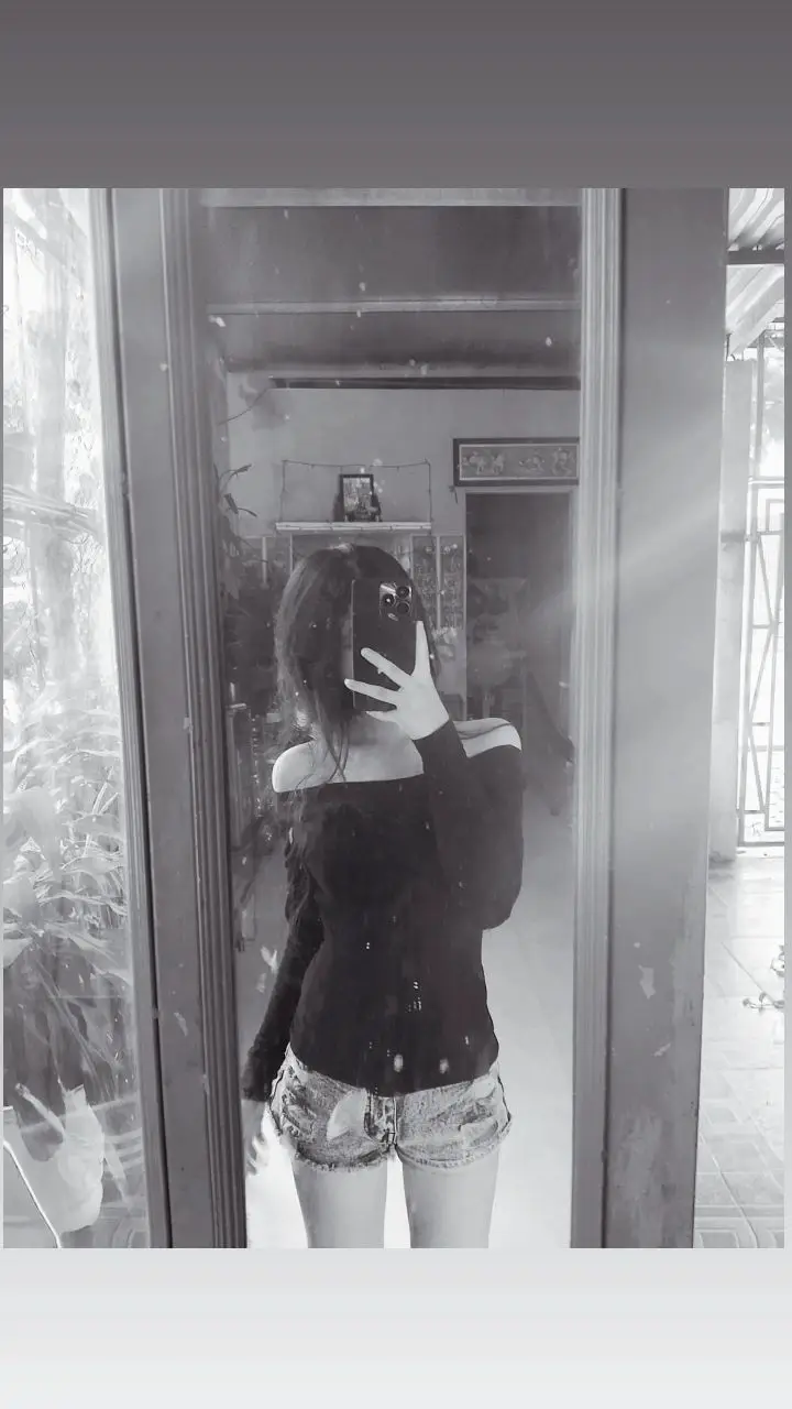 Gái Chụp Ảnh Trước Gương Tự Tin 35