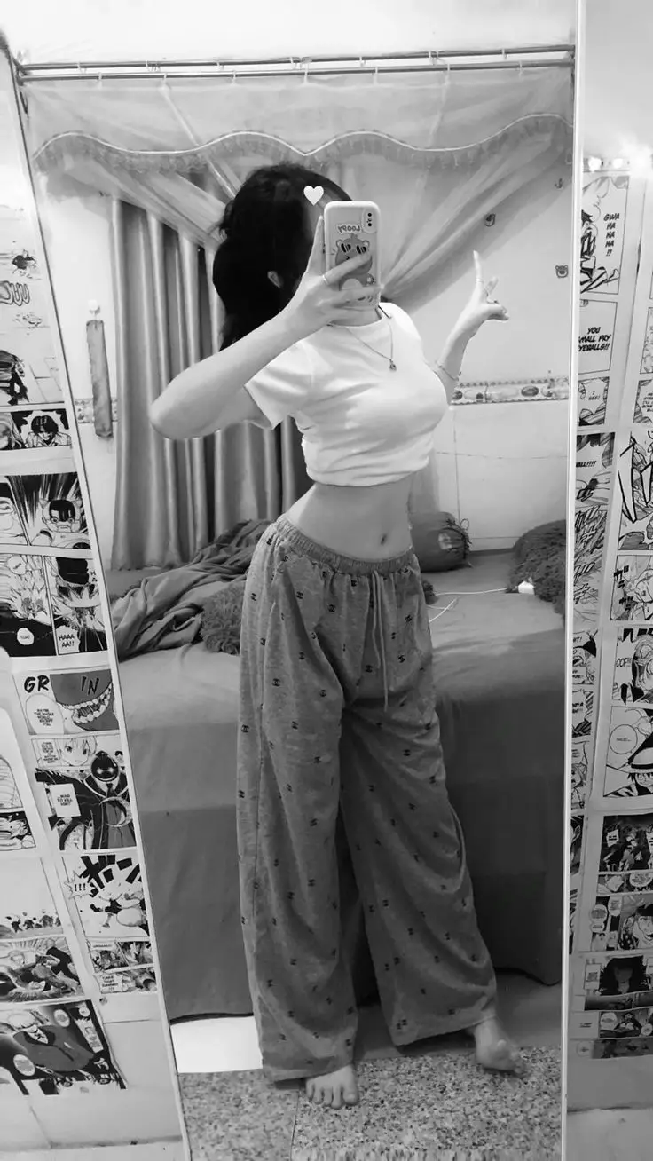 Gái Chụp Ảnh Trước Gương Tự Tin 38