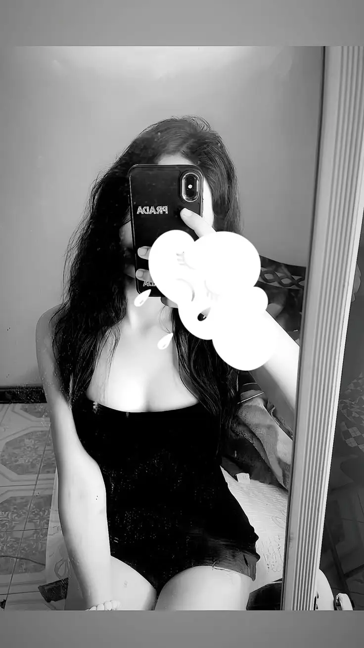 Gái Chụp Ảnh Trước Gương Tự Tin 39