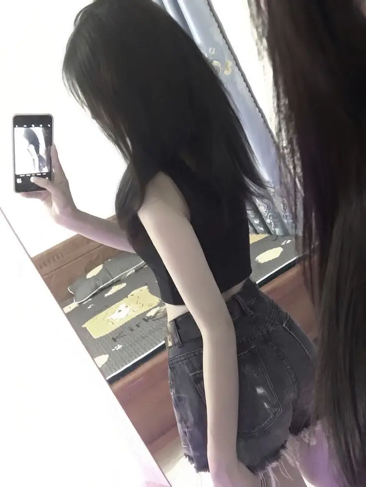 Gái Chụp Ảnh Trước Gương Tự Tin 45