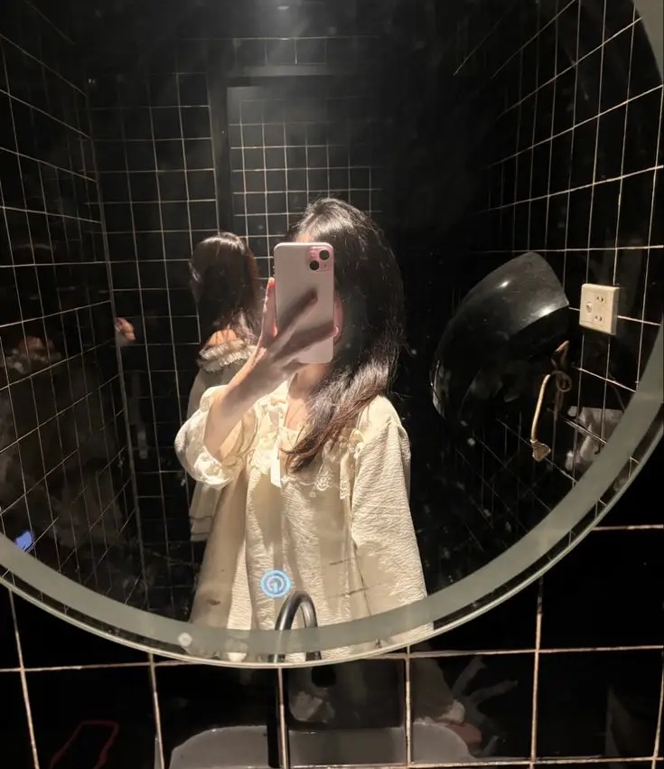 Gái Chụp Ảnh Trước Gương Tự Tin 51