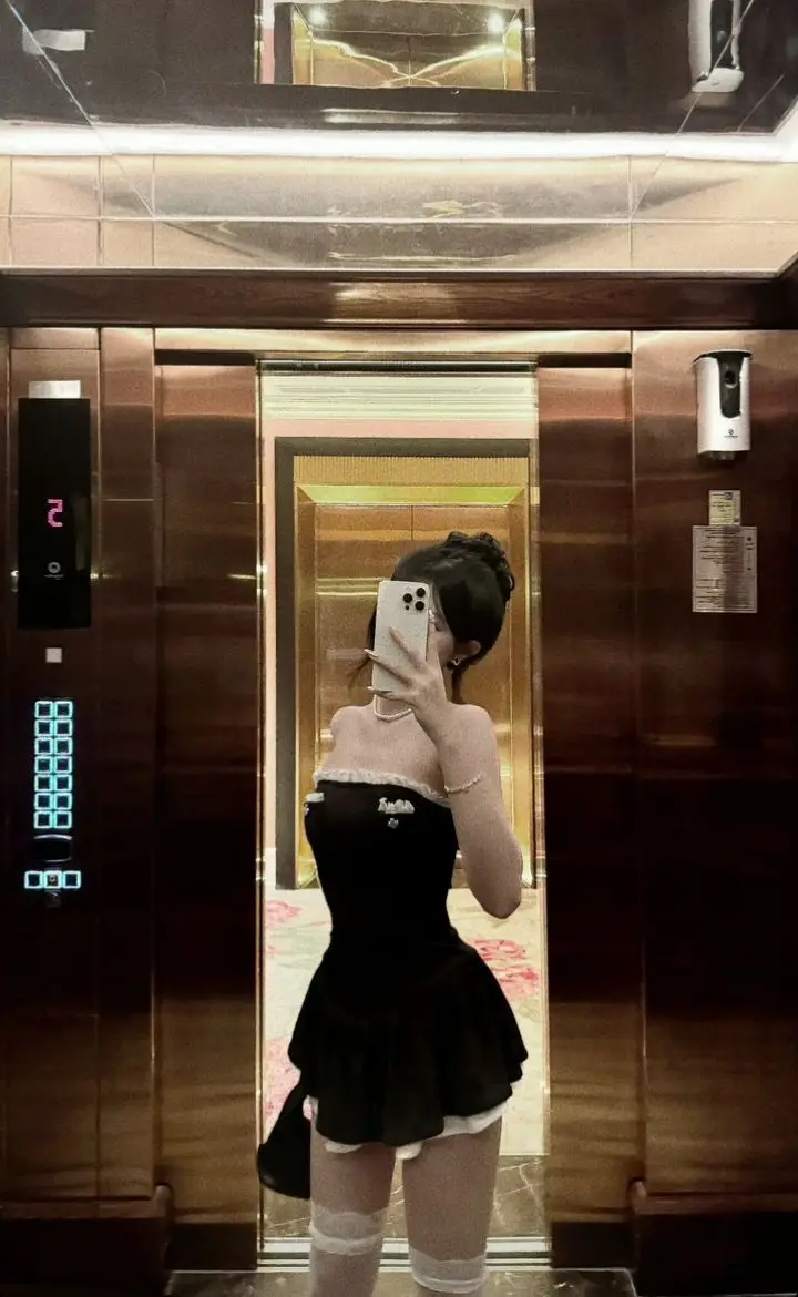 Gái Chụp Ảnh Trước Gương Tự Tin 52