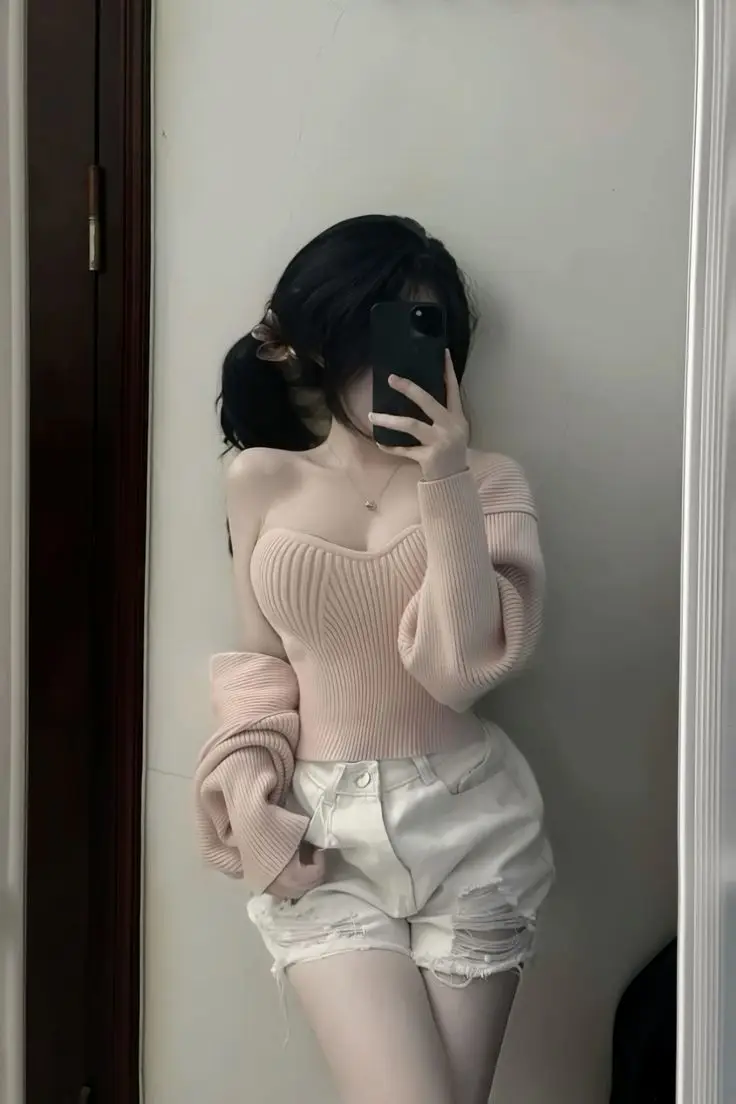 Gái Chụp Ảnh Trước Gương Tự Tin 54