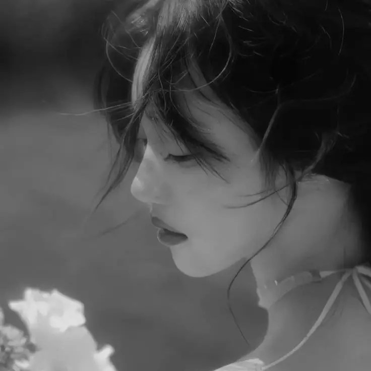 Gái Cô Đơn: Những Hình Ảnh Tuyệt Đẹp Về Nỗi Buồn 50