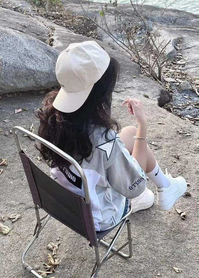 Gái đẹp chụp hình với phong cách che mặt 48