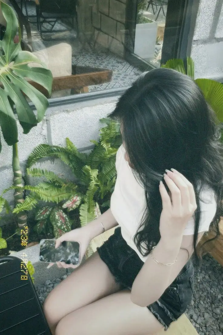Gái Xinh Che Mặt: Ảnh Avatar Đẹp Cho Con Gái 1