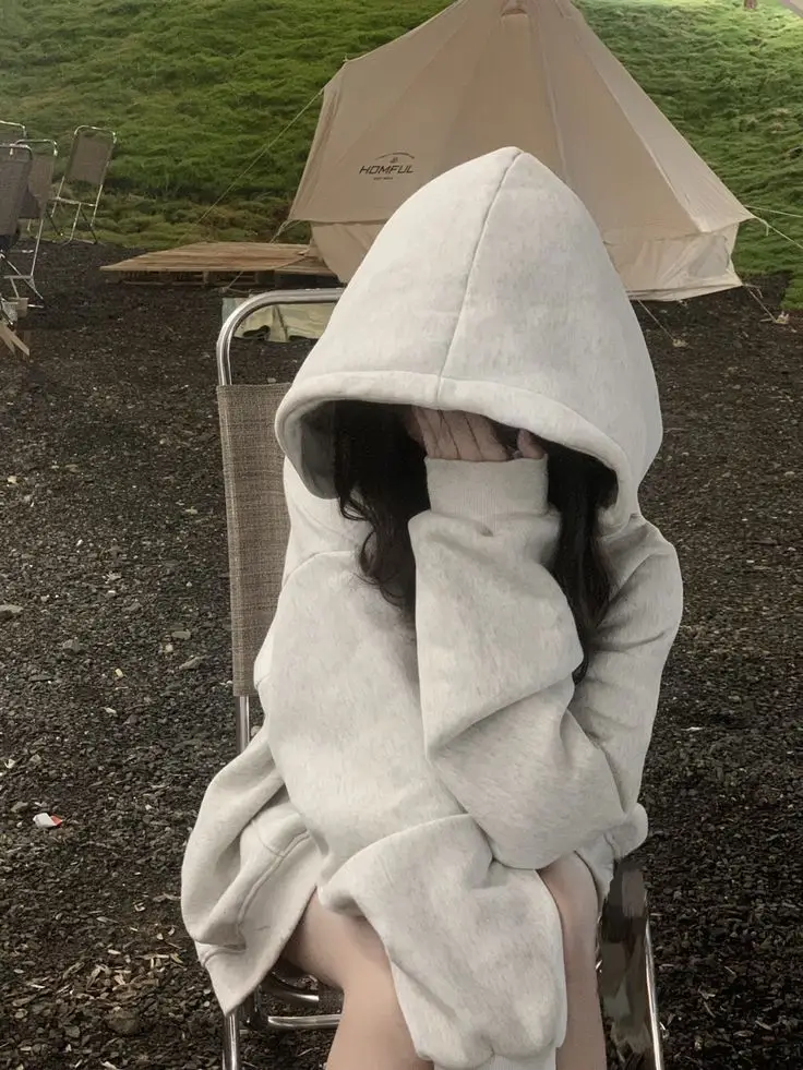 Gái Xinh Che Mặt Bằng Điện Thoại - Xu Hướng Mới Trong Thế Giới Ảnh 10